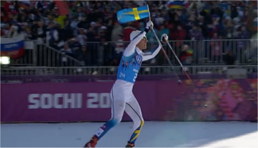 Marcus Hellner har fått en flagga av Anders Södergren och defilerar mot mål.