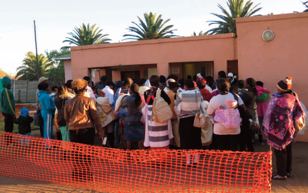 Väntande patienter i  gryningen utanför en klinik i byn Mpumalanga i  hopp om att få träffa en sköterska.|