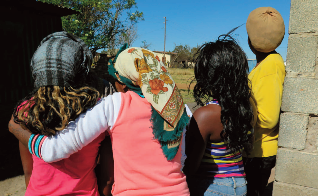 Fyra unga flickor i byn Mpumalanga som alla fick barn i tonåren.|: Amnesty International