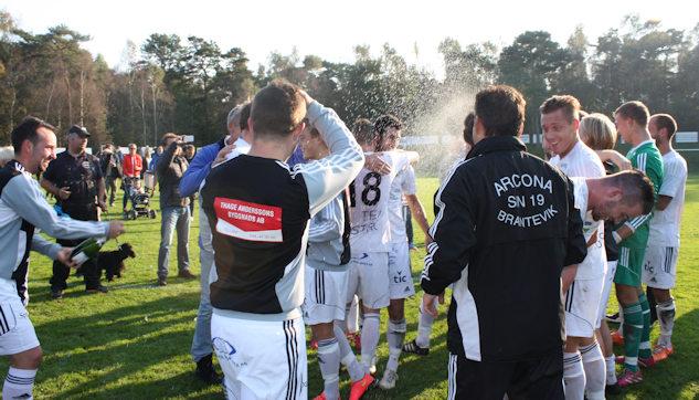 Vinnarnas självklara rättighet - Segerchampagne på fotbollsplanen|: Gerd Persson