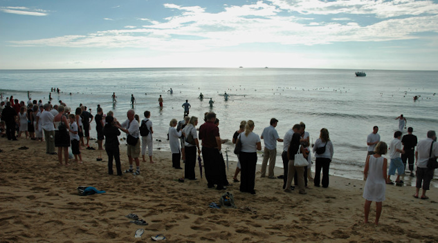 Minnesstund på stranden i Khaolak på den första årsdagen av tsunamin.|  : Lis Hamark.