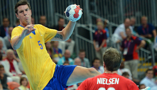 Kim Andersson laddar stora kanonen i en match mot Danmark.|