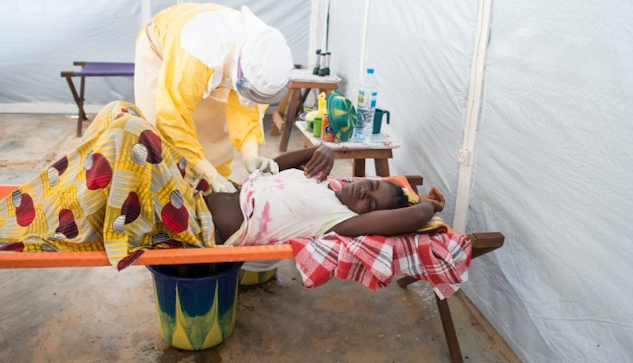 En patient vårdas på Läkare Utan Gränsers ebolacenter i Guéckédou i södra Guinea.| ©  : Sylvain Charkaoui