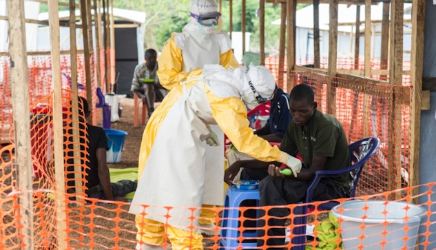 Behandling av ebolapatienter i Sierra Leone."Ord räddar inga liv".|©  : Sylvain Cherkaoui/Cosmos.