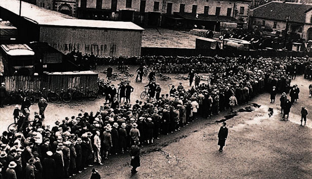 Arbetslösa står i kö framför en arbetslöshetskassa i Hannover 1930. |©  : akg-images, Berlin