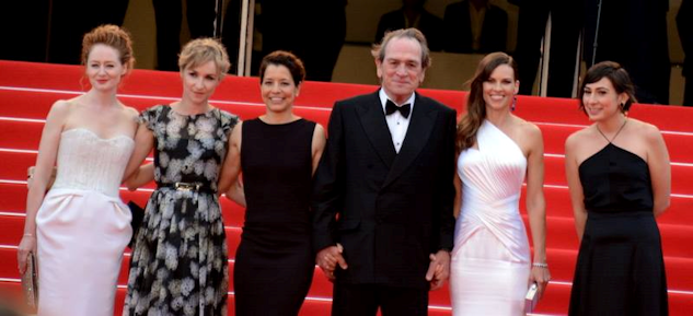 Tommy Lee Jones omgiven av fem kvinnliga medspelerskor i "The Homesman" vid premiären i Cannes 2014.