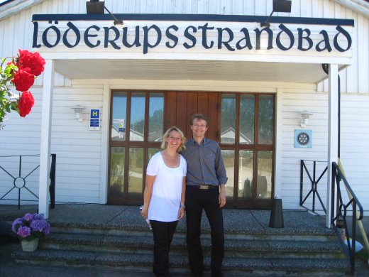 Sofia Ungh Persson och Fredrik Persson utanför huvudentrén till detta anrika hotell.