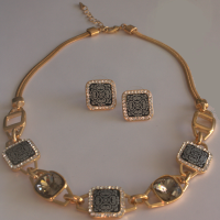 Guldpläterat halsband med tillhörande örhänge